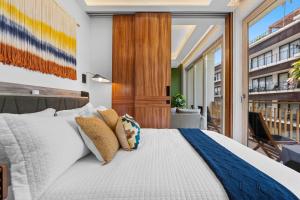 Romantic Zone Condo with Rooftop Pool 2 Min Beach