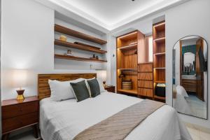 Romantic Zone Condo with Rooftop Pool 2 Min Beach