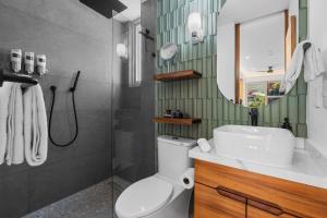 Romantic Zone Condo with Rooftop Pool 2 Min Beach