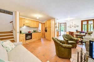 Villa Il Castagno: Few min From Beach, 2BR (Sleeps 6) - Happy Rentals