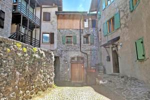 Appartamento Borgo Pastoedo near Lake Tenno - Happy Rentals