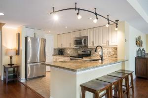 Luxury Blue Mountain Condo-Walk to Village-Pool