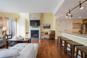 Luxury Blue Mountain Condo-Walk to Village-Pool