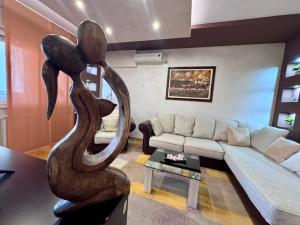 ARENA- One bedroom apartment-public FREE parking in front of building