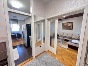 ARENA- One bedroom apartment-public FREE parking in front of building