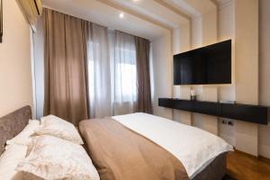 ARENA- One bedroom apartment-public FREE parking in front of building