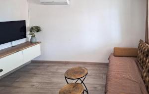 Cozy Apartment In Nevidane With House Sea View