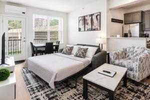 Newly Built Downtown Suite & Walk Everywhere, #204