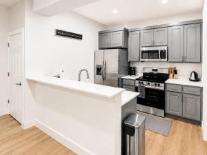 Newly Built Downtown Suite & Walk Everywhere, #204