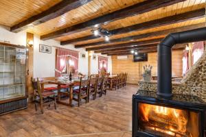 Rustic Cottage With Heated Pool - Happy Rentals