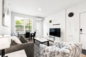 Charming 1 Bed - Balcony - Free Parking Downtown, #206