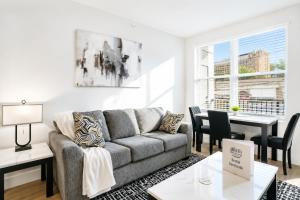Charming 1 Bed - Balcony - Free Parking Downtown, #206