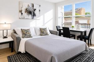 Charming 1 Bed - Balcony - Free Parking Downtown, #206