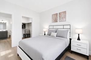 Charming 1 Bed - Balcony - Free Parking Downtown, #206