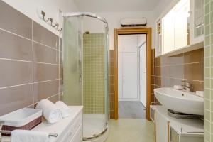 Studio Blue Petit with Mountain Balcony Views - Happy Rentals
