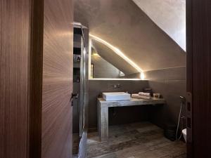 Iliana 6 min walk to Metro
