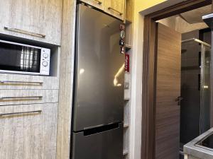 Iliana 6 min walk to Metro