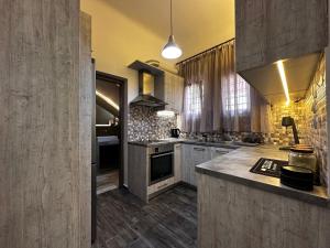 Iliana 6 min walk to Metro