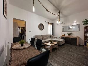 Iliana 6 min walk to Metro