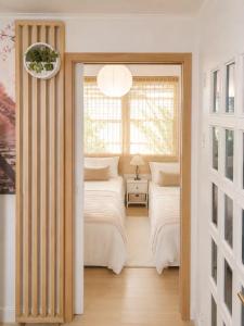 홍대중심, 홍대입구8번, 3Bed 2Room, 5인, 짐보관, 호텔식침구, 공항버스8분, 쇼핑거리3분, 숲속공원