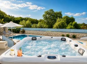 Deluxe Villa Ianthos - Outdoor Hot Tub & Kids Pool