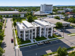 Charming 2 Bed Suite Steps to Convention & Bathhouse, Suite 308