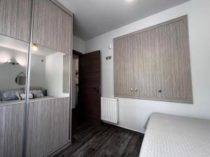 Iliana 6 min walk to Metro