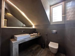 Iliana 6 min walk to Metro