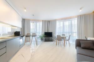 13-109 Kvartet 2-bedroom, Vasyl Lypkivskyi 16g, Kyiv, railway station, metro nearby, panoramic city view, 15 kW backup power, Petrovdim Apartment