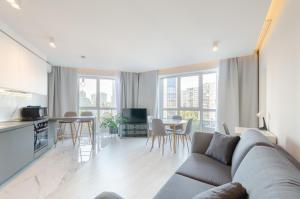 13-109 Kvartet 2-bedroom, Vasyl Lypkivskyi 16g, Kyiv, railway station, metro nearby, panoramic city view, 15 kW backup power, Petrovdim Apartment
