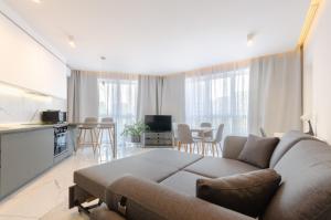 13-109 Kvartet 2-bedroom, Vasyl Lypkivskyi 16g, Kyiv, railway station, metro nearby, panoramic city view, 15 kW backup power, Petrovdim Apartment