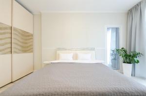 13-109 Kvartet 2-bedroom, Vasyl Lypkivskyi 16g, Kyiv, railway station, metro nearby, panoramic city view, 15 kW backup power, Petrovdim Apartment