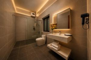 6BR Family Villa with Jacuzzi near West Lake