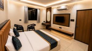 Hotel Shakuntla Palace - 400 Meters away from Vishnu Pad Temple 7 mins walk
