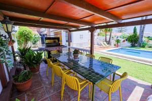 Escapada Perfecta Villa con Piscina y Relax