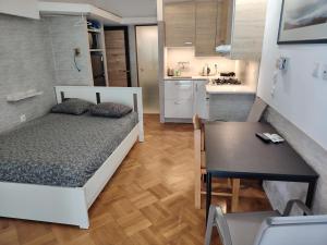 Apartment - Sleeps 8 - Balcony - Parking