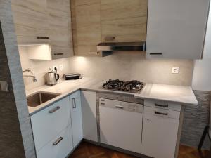 Apartment - Sleeps 8 - Balcony - Parking