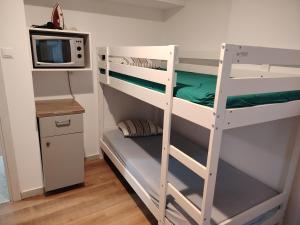 Apartment - Sleeps 8 - Balcony - Parking