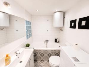 Onyx Central Apartment with Free Private Garage, AC