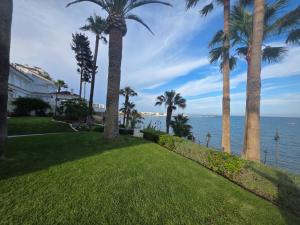 Apartamento en Benalmádena en la playa con piscina Frontal al mar