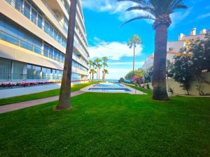 Apartamento en Benalmádena en la playa con piscina Frontal al mar