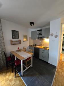 Bloom Stay - Stylish Apartment with Free Parking