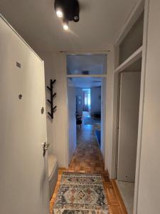 Bloom Stay - Stylish Apartment with Free Parking