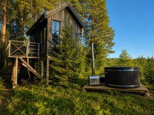 Viking Treehouse with Hot Tub, Sauna, Lake & Deer Park