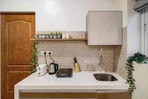 Cleo: Cozy 1BHK in Khar near Bandra