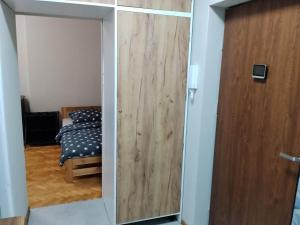 Dwa pokoje kuchnia łazienka w cichym centrum miasta z wewnętrznym parkingiem Samodzielne zameldowanie o dowolnej porze