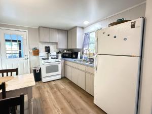 Charming Cottage fenced backyard & boat parking