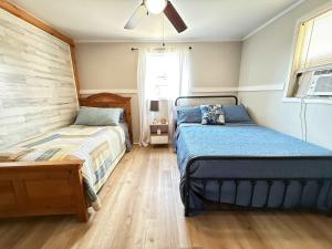 Charming Cottage fenced backyard & boat parking