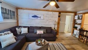 Charming Cottage fenced backyard & boat parking