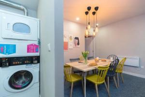 1 Bedroom Apartment on Linthorpe Road, Middlesbrough with Free WiFi, Free Private Parking, Smart TV and Self Catering Kitchen